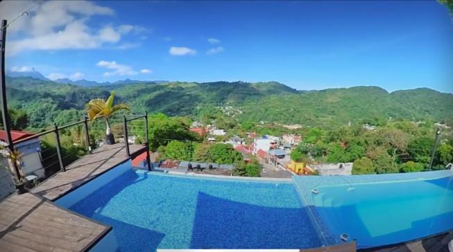 Roof Hotel *
